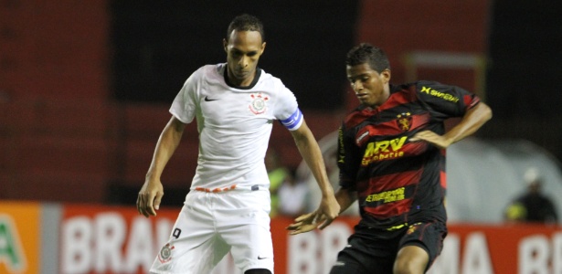 Último gol de atacante foi de Liedson, no Recife; time levou apenas 2 gols em 5 jogos - GUGA MATOS/JC IMAGEM/AE