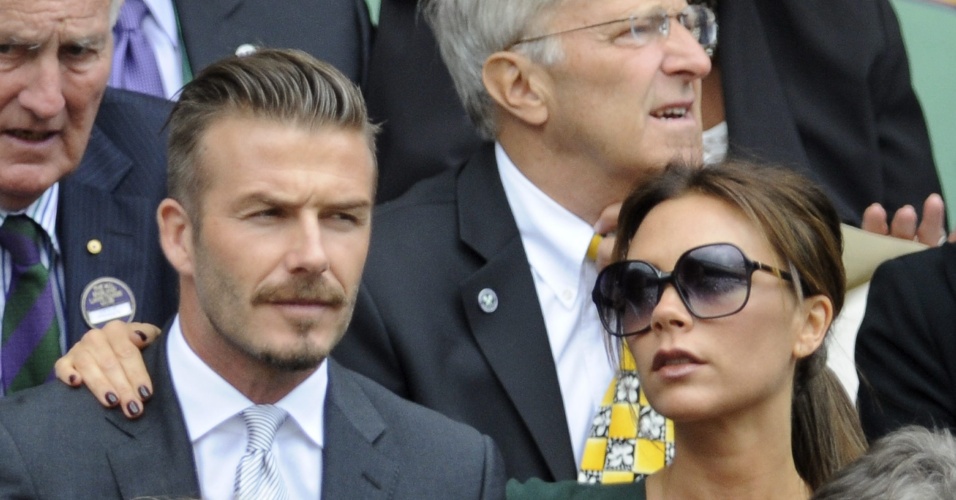 O astro inglês David Beckham, jogador do Los Angeles Galaxy, marca presença na quadra central de Wimbledon ao lado da sua esposa Victoria