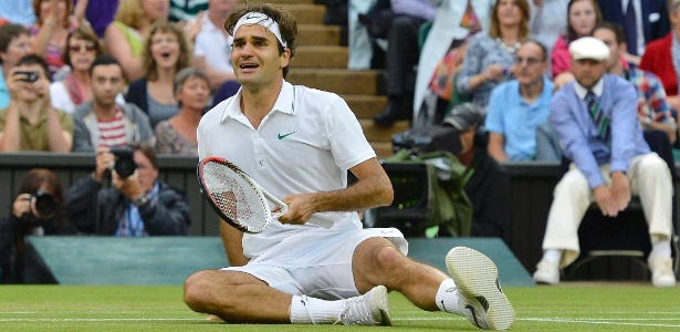 Suíço Roger Federer vibra após vencer Andy Murray na decisão de Wimbledon - REUTERS/Toby Melville 