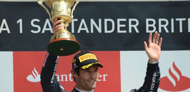Webber levanta a taça do GP da Inglaterra; ele está em segundo lugar no campeonato - Paul Hackett/Reuters