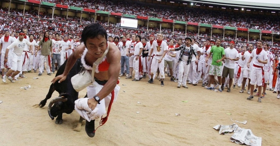 9.jul.2012 - Japonês é atingido por touro durante Festival de São Firmino, em Pamplona, na Espanha