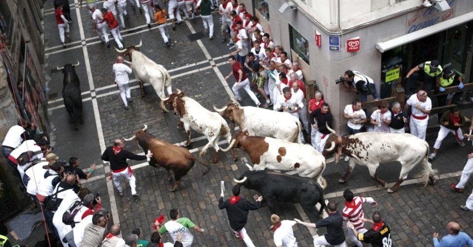 9.jul.2012 - Manada de touros leva três minutos e meio para percorrer circuito de 850 metros durante Festival de São Firmino, em Pamplona, na Espanha 