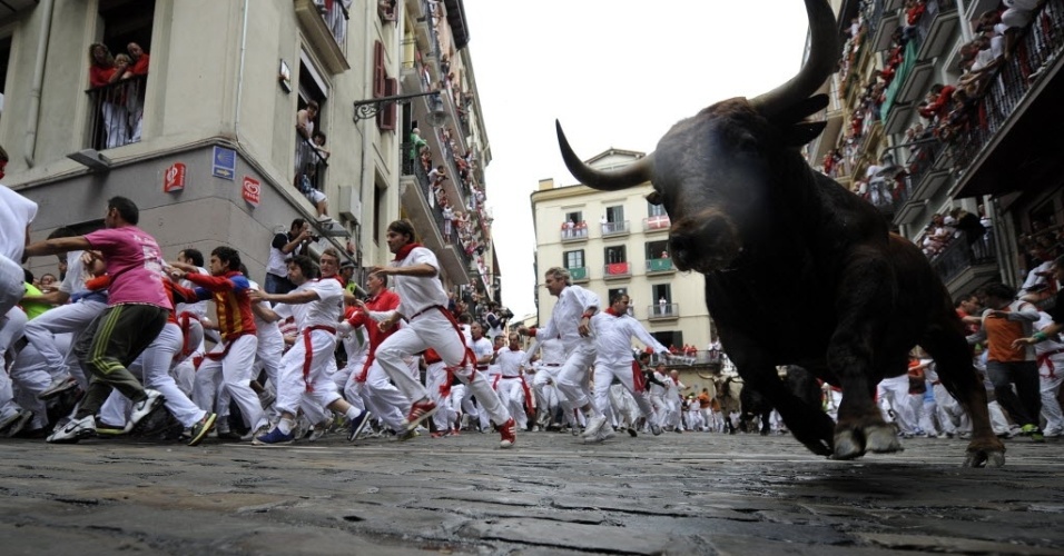 9.jul.2012 - Multidão corre de touro durante tradicional Festival de São Firmino, em Pamplona, na Espanha