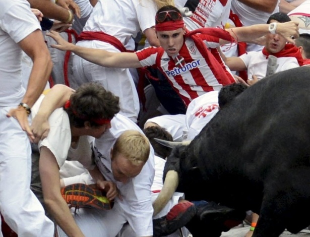 9.jul.2012 - Touro ataca participantes do tradicional Festival de São Firmino, em Pamplona, na Espanha. Sete pessoas ficaram feridas no terceiro dia da festa