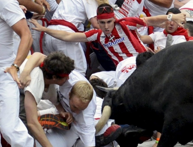 Festa de São Firmino agita cidade da Espanha com vinho e corrida de touros  - Fotos - UOL Notícias