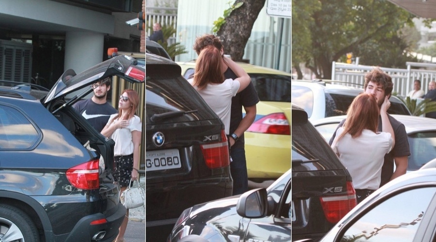Alexandre Pato e a namorada, Barbara Berlusconi, trocaram beijos na porta do hotel, no Rio (9/7/12)