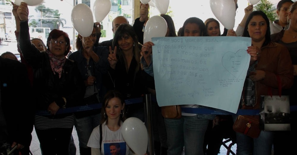 Ansiosos por ver o ídolo, fãs aguardam saída de Pedro Leonardo do hospital Sírio-Libanês (9/7/12) - Manuela Scarpa / Foto Rio News