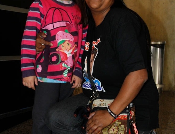 Babá Marisa Rosa, de 39 anos, trouxe presentes para o cantor e sua mãe: bonecos, pôsteres e colar, todos com símbolos do Corinthians. "Comprei uma vela de sete dias, e no último dia Pedro acordou", conta (9/7/12) - Manuela Scarpa / Foto Rio News