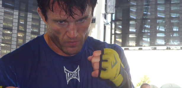 Chael Sonnen faz pose durante treino aberto para o UFC 148 - Rafael Krieger/UOL