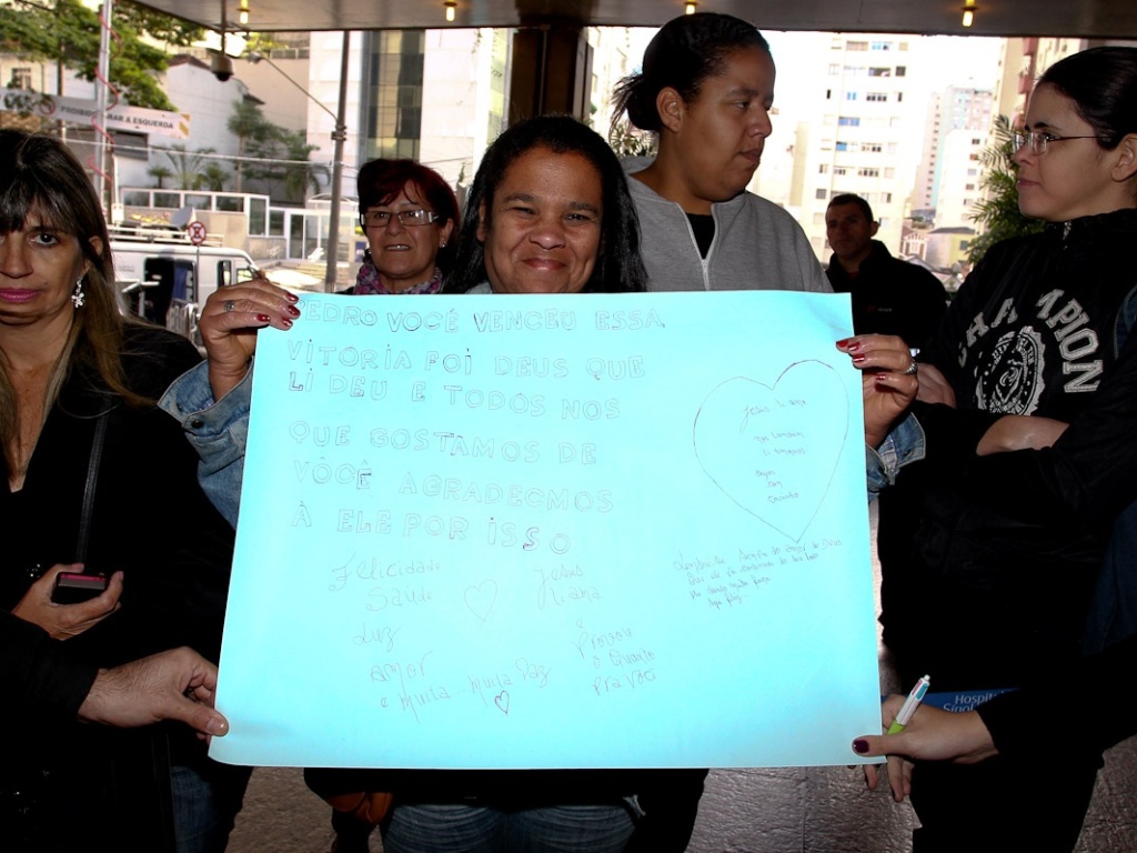 Fãs levam cartazes de apoio ao cantor Pedro Leonardo na manhã desta segunda-feira (9) - Manuela Scarpa / Foto Rio News