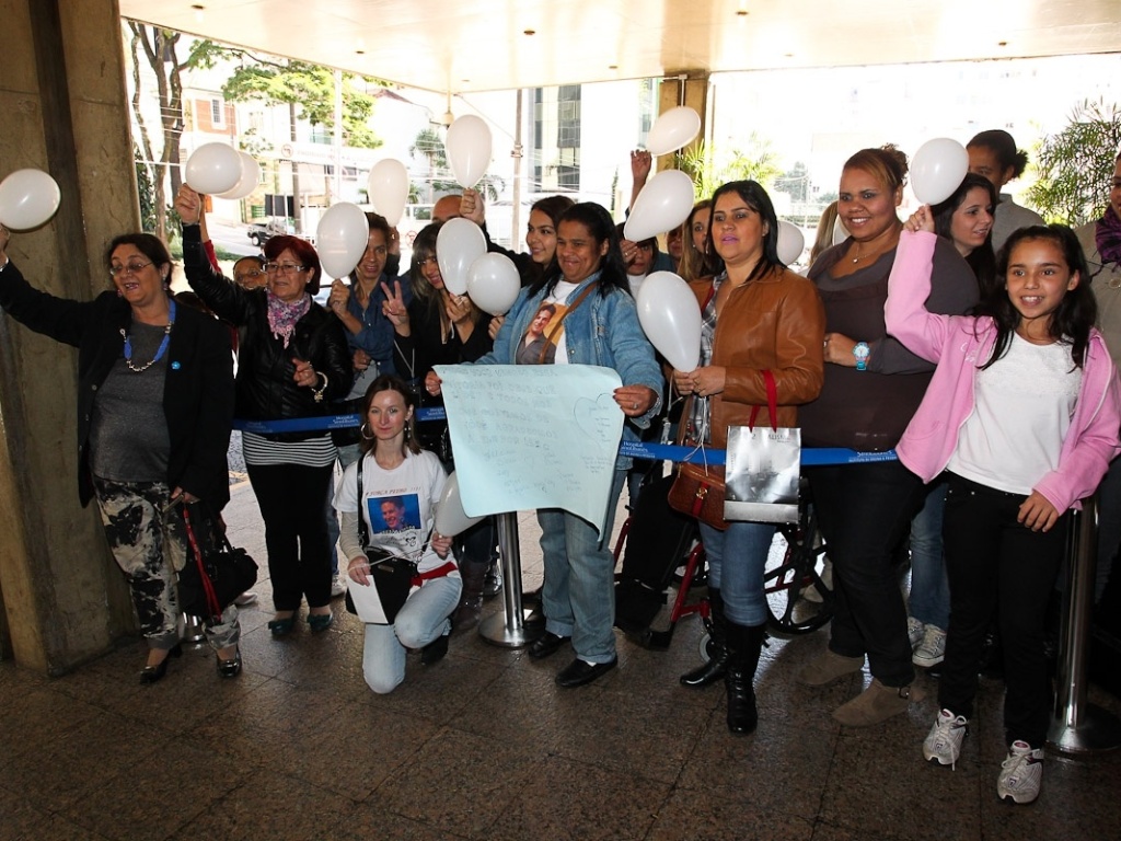 Fãs levam presentes ao cantor, muitos deles com o símbolo do Corinthians, time do coração de Pedro (9/7/12) - Manuela Scarpa / Foto Rio News