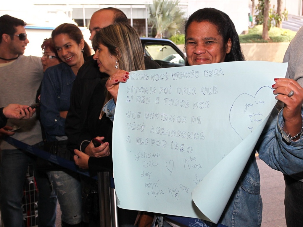 Felicidade dos fãs com o fim do drama com o cantor, acidentado em abril de 2012 - Manuela Scarpa / Foto Rio News