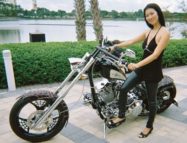Jeanette Lee posa para foto ao lado de sua moto: atleta é conhecida como "viúva negra" - Divulgação
