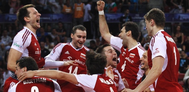 Jogadores da Polônia comemoram título inédito da Liga Mundial de vôlei - Stoyan Nenov/Reuters