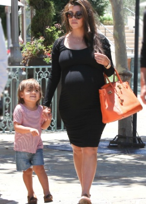 Kourtney kardashian passeia com o filho Mason na Califórnia (30/6/12)