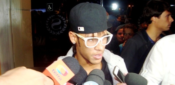 Neymar fala com jornalistas na apresentação da seleção olímpica de futebol, no Rio de Janeiro