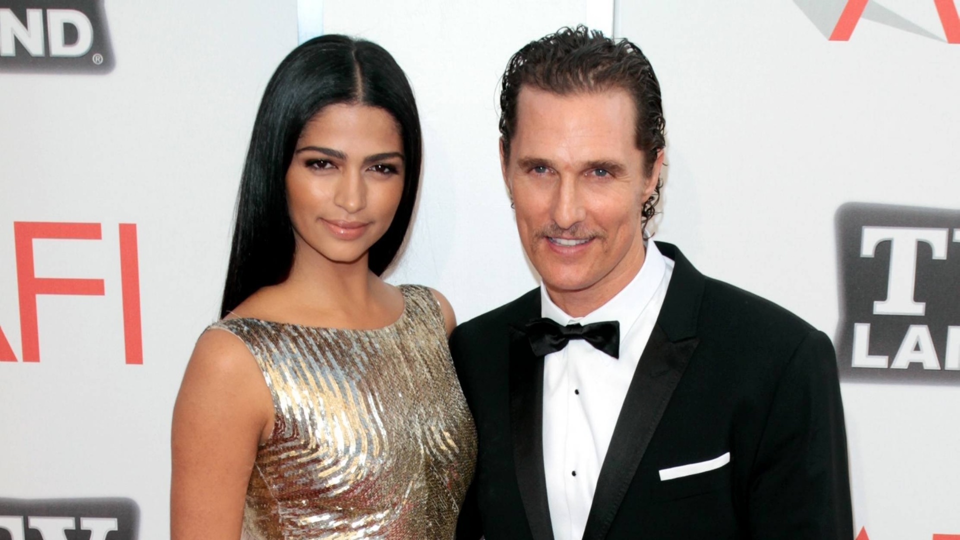 O casal Camila Alves e Matthew McConaughey vestidos para uma festa de gala. Os brilhos são bem-vindos em festas noturnas. Para não pesar o look, faça como Camila e evite joias chamativas - Grosby Group