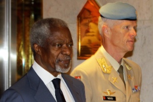 Kofi Annan (esq.) renunciou ao cargo de negociador da ONU para a crise na Síria nesta quinta (2)