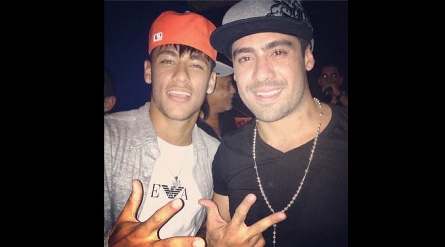 O ex-BBB Yuri divulgou uma imagem ao lado do jogador Neymar (9/7/12)