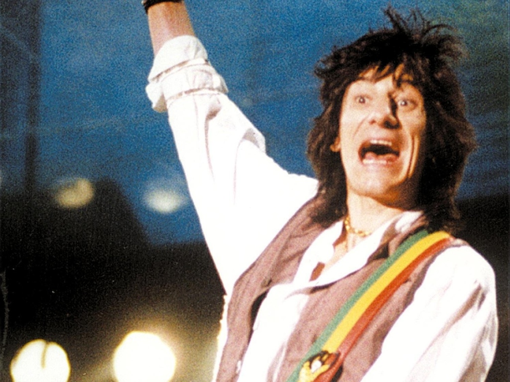 O guitarrista Ron Wood durante show no estádio do Pacaembu, em São Paulo em 1995 - Sergio Catro/Folhapress