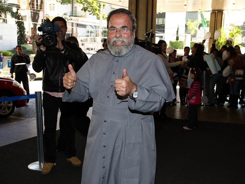 Padre Antônio Maria chegou ao local por volta das 12h20, dizendo trazer bênção e votos de "renascimento" ao cantor. "Pedro significa pedra, e todos devem ser um 'Pedro'", disse (9/7/12) - Manuela Scarpa / Foto Rio News