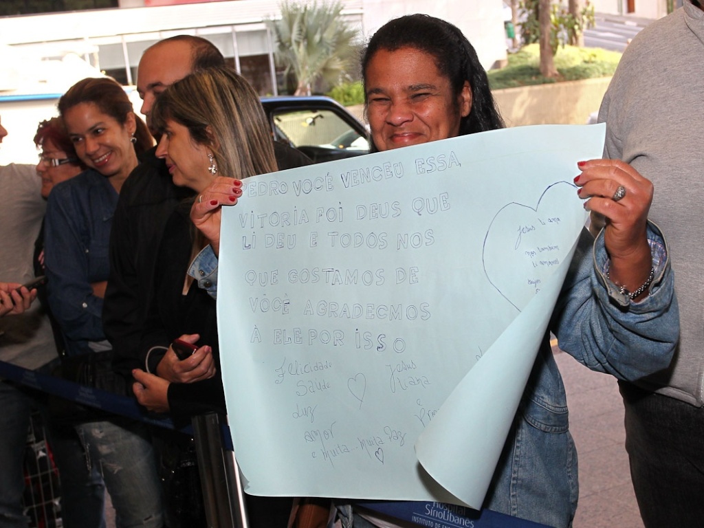 Pedro Camargo deverá deixar o local em cadeira de rodas, acompanhado do pai e do primo (9/7/12) - Manuela Scarpa / Foto Rio News