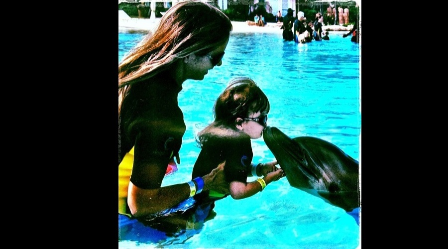 Ticiane Pinheiro divulgou uma imagem da filha Rafaella Justus beijando um golfinho (9/7/12)