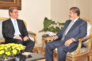 O presidente do Egito Mohamed Morsi (à direita) recebe a visita do ministro das Relações Exteriores alemão Guido Westerwelle no Cairo