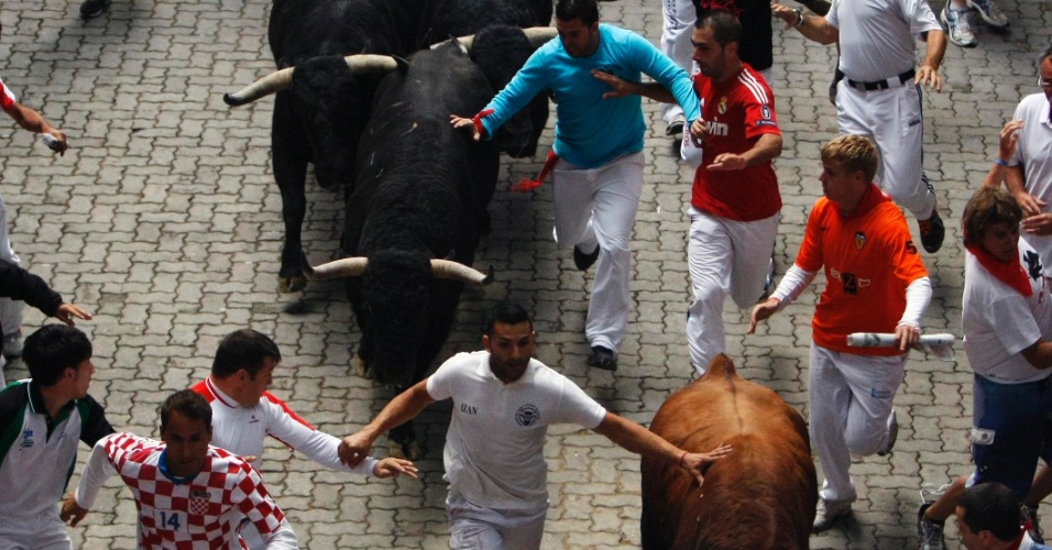 10.jul.2012 - Tourada invade as ruas de cidade espanhola do norte de Pamplona durante Festa de São Firmino. O festival é um símbolo da cultura espanhola, que atrai milhares de turistas, apesar da condenação pesada de grupos de direitos dos animais