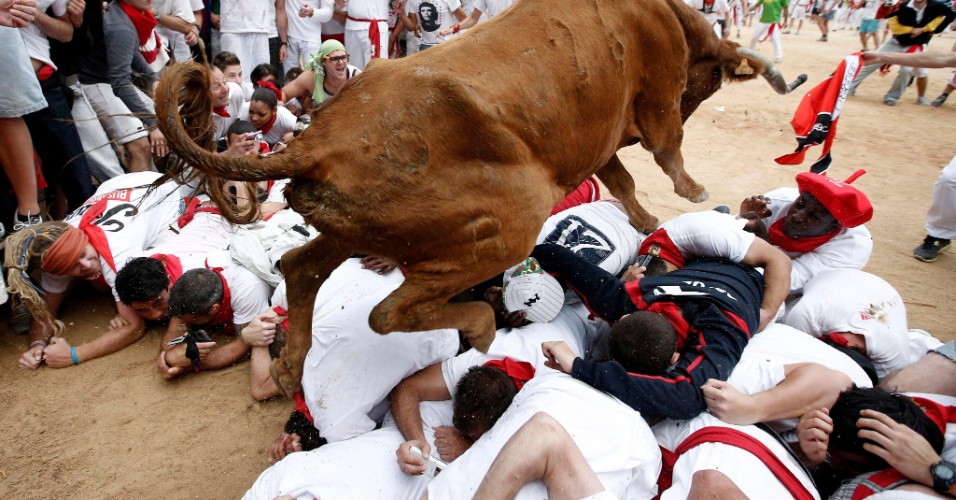 10.jul.2012 - Touro pula por cima de participantes da Festa de São Firmino, em Pamplona, na Espanha