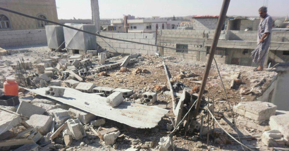 10.jul.2012 - Um homem olha para uma área danificada em Deraa, na Síria. Ativistas dizem que número de mortos na Síria passa de 17 mil