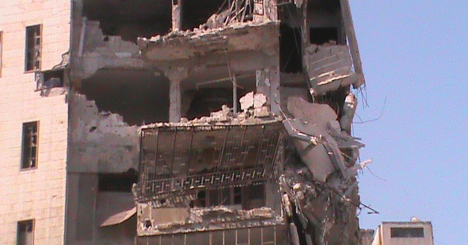 10.jul.2012 - Edifícios danificados são vistos em Juret al-Shayah, em Homs, na Síria Ativistas dizem que número de mortos na Síria passa de 17 mil