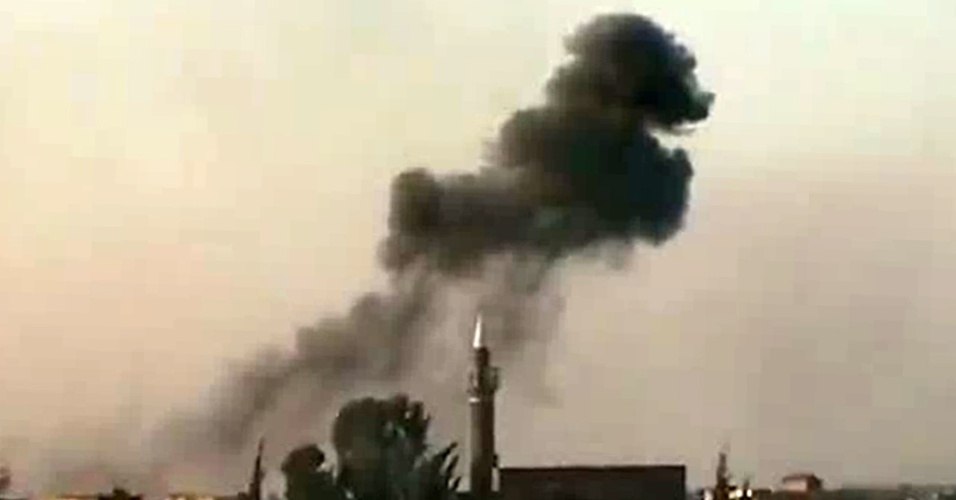 10.jul.2012 - Imagem de vídeo mostra fumaça no céu da província síria de Daraa, após bombardeio provocado por forças do governo. Ativistas dizem que número de mortos na Síria passa de 17 mil