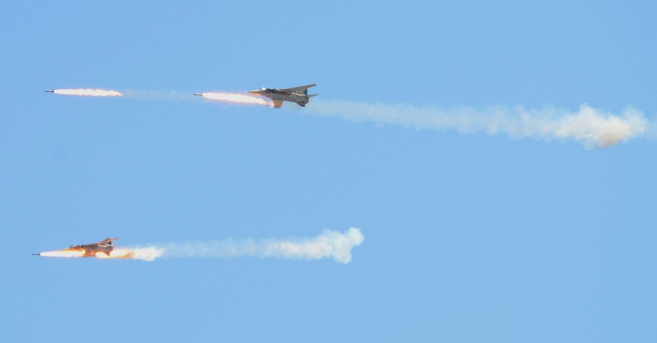 12.jul.2012 - Foto divulgada pela Agência de Notícias da Síria mostra aeronaves militares sírias em exercício de munições em um local não revelado Reuters