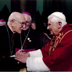Dom Eugênio Sales saúda o papa Bento 16 em imagem de 2007 - Divulgação