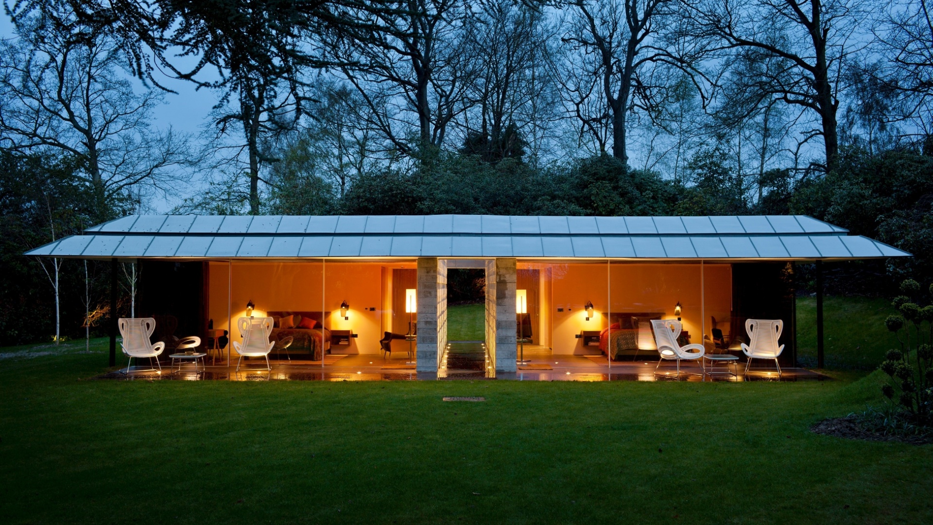 A área externa exclusiva para convidados na casa de campo de Remy Blumenfeld e seu parceiro Henryk Hetflaisz em Horsmonden, na Inglaterra. No pavilhão de hóspedes, destaque para as portas de correr de vidro e as cadeiras Varaschin, desenhadas pelo arquiteto inglês Nigel Coates - Andreas Meichsner/ The New York Times