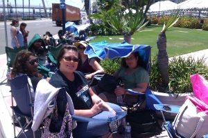 A imagem, postada no Twitter, mostra Giselle G (à direita, de top verde, na cadeira com cobertura azul) com amigas na fila para entrar no Centro de Conveções de San Diego - Reprodução