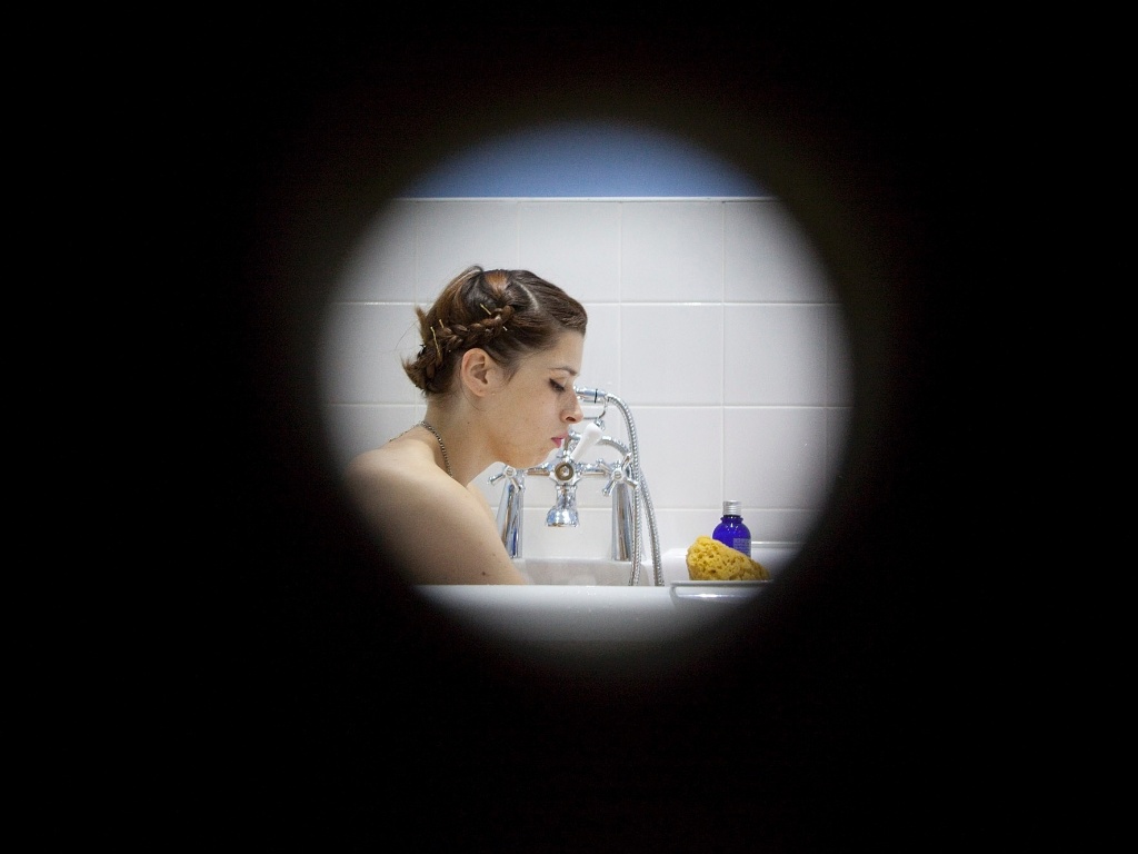 A obra mostra modelos tomando banho ao vivo - National Gallery London