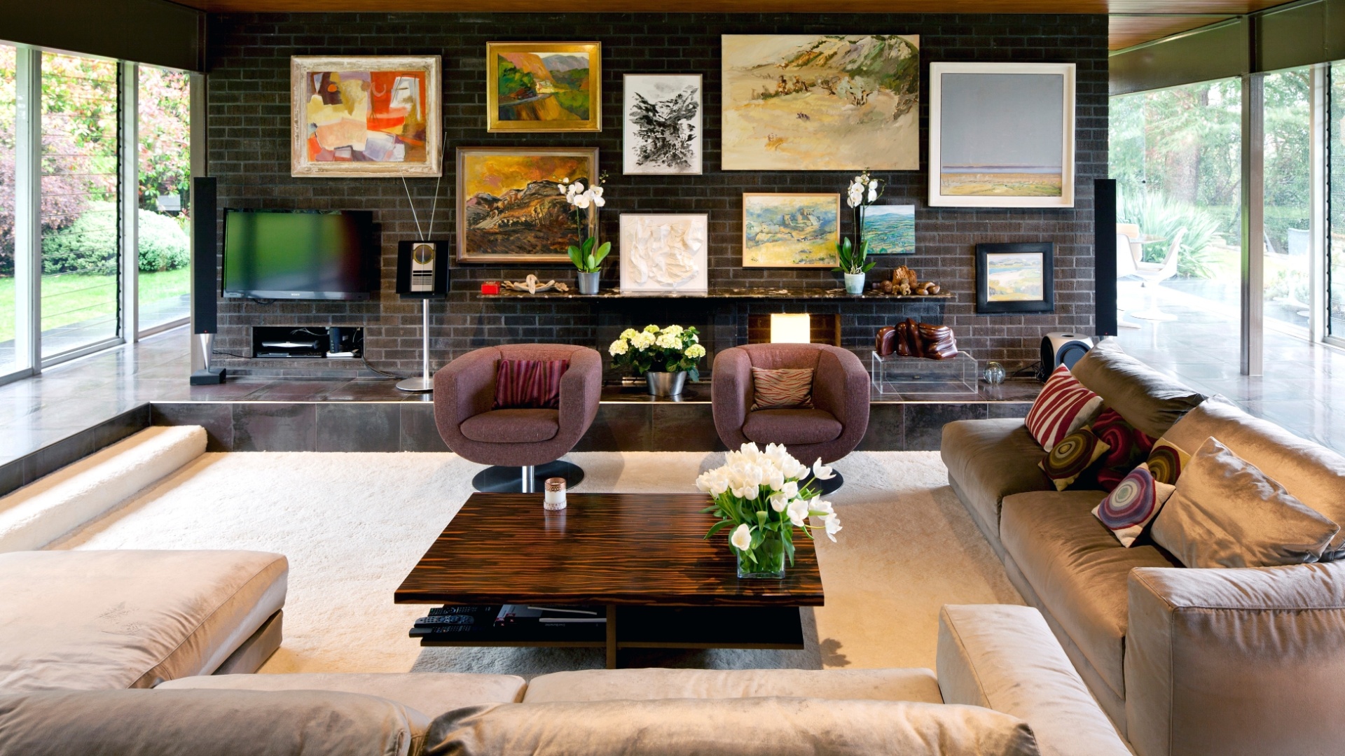 A sala de estar da casa de Remy Blumenfeld  e Henryk Hetflaisz, conhecida como Solar do Cavalo, em Horsmonden, na Inglaterra. Destaque para as duas cadeiras Tulipa de Jeffrey Bernett, o sofá Hills do Centro de Design Europeu e a mesa de madeira Zebra, listrada na cor café   - Andreas Meichsner/ The New York Times