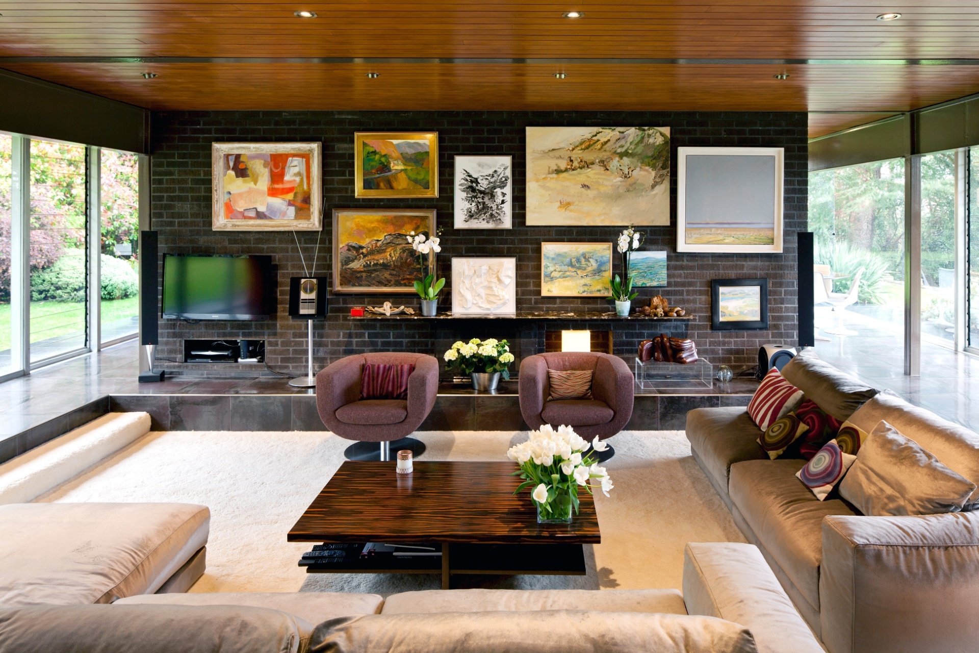 A sala de estar da casa de Remy Blumenfeld  e Henryk Hetflaisz, conhecida como Solar do Cavalo, em Horsmonden, na Inglaterra. Destaque para as duas cadeiras Tulipa de Jeffrey Bernett, o sofá Hills do Centro de Design Europeu e a mesa de madeira Zebra, listrada na cor café   - Andreas Meichsner/ The New York Times