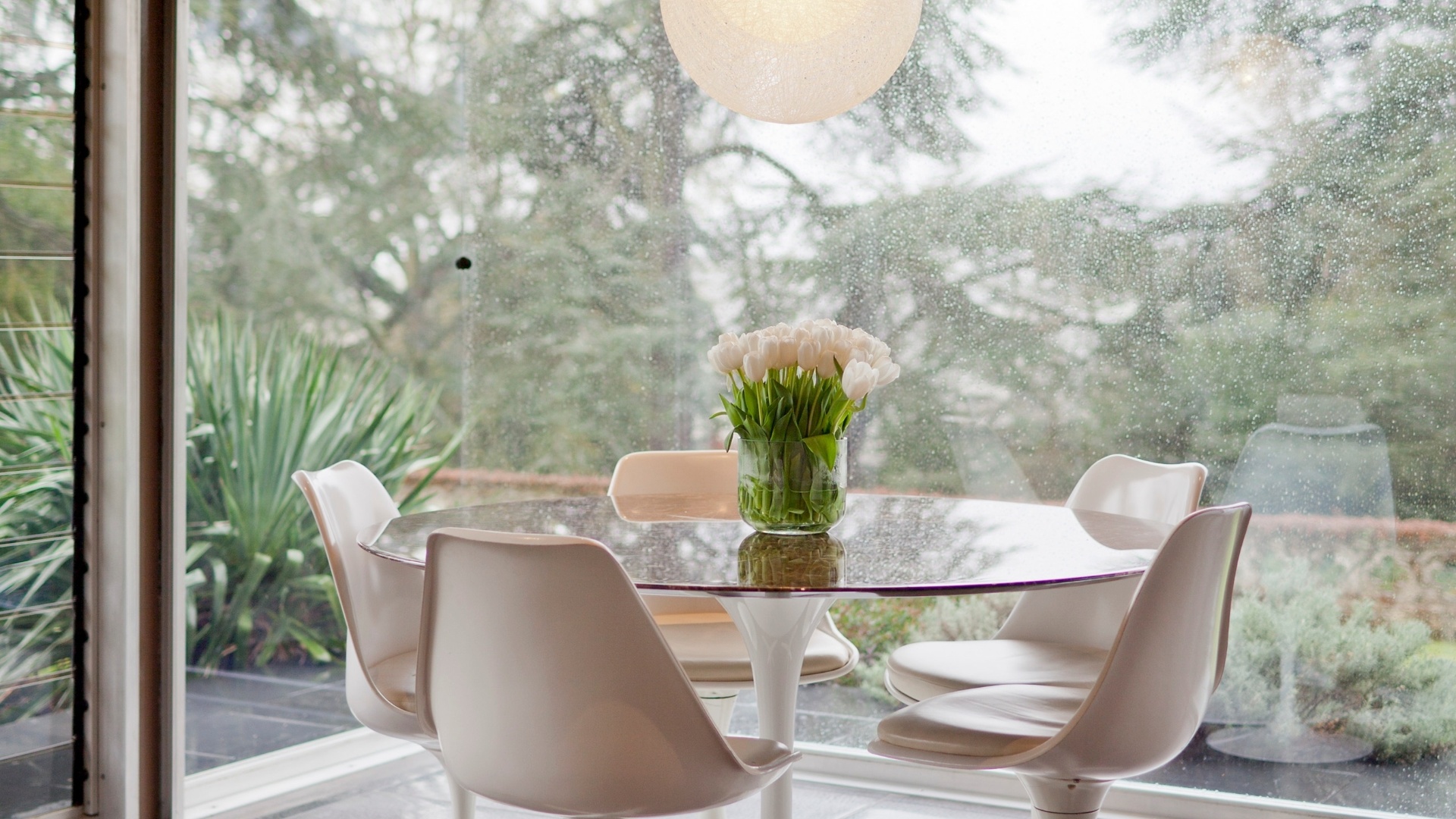 A sala de jantar da casa de Remy Blumenfeld e Henryk Hetflaisz, conhecida como Solar do Cavalo, em Horsmonden, na Inglaterra. Destaque para a mesa e as cadeiras Tulipa de Eero Saarinen e a luminária de náilon Yamagiwa, do arquiteto japonês Toyo Ito - Andreas Meichsner/ The New York Times