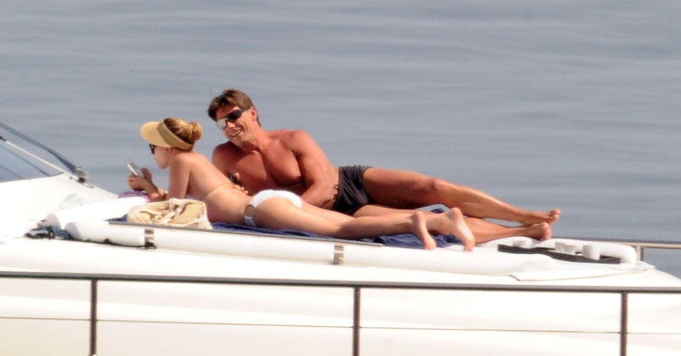 Acompanhada de amigas e do segurança, atriz Scarlett Johansson toma sol a bordo de um iate (9/7/12)