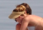 Sem camisa, Colin Farrell passeia pela orla da praia, no Rio - AgNews
