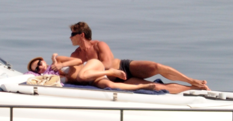 Acompanhada de amigas e do segurança, atriz Scarlett Johansson toma sol a bordo de um iate (9/7/12)