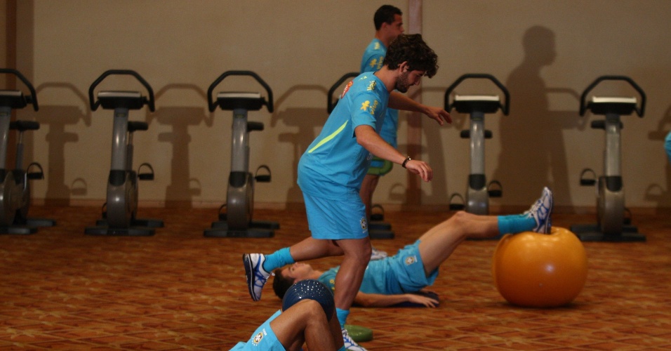 Alexandre Pato e Neymar realizam atividade na academia do hotel no Rio de Janeiro onde a seleção está concetrada