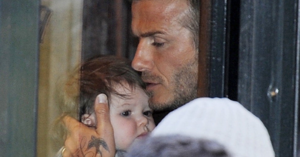 David Beckham é fotografado ao sair do restaurante Balthazar, no bairro do Soho, emNova York, com a bebê Harper de sete meses (12/2/12)