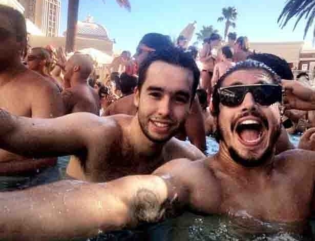 Em Las Vegas, o ator Caio Castro e um amigo se divertiram em uma festa na piscina de um hotel nos EUA (9/7/12)