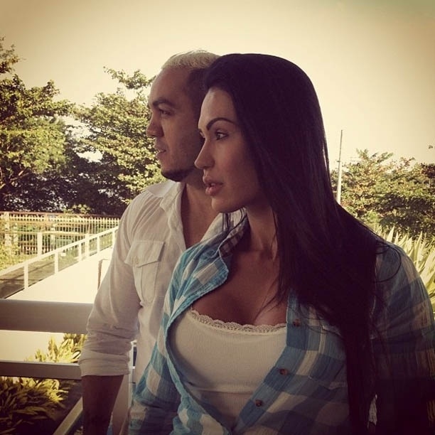 Gracyanne Barbosa divulga imagem em momento romântico com Belo (10/7/2012)
