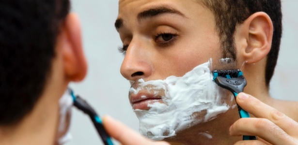 Ao se barbear, tenha em mente que os fios devem sempre ser raspados no sentido do crescimento para evitar pelos encravados ou inflamados - Thinkstock