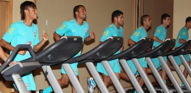 Jogadores do Brasil treinam nas esteiras da academia no hotel no Rio